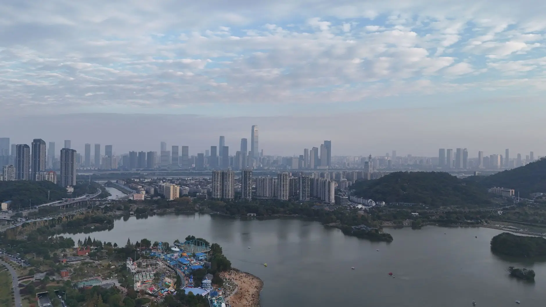 2024年上海女装批发市场趋势与霖蒿服装新品系列解析