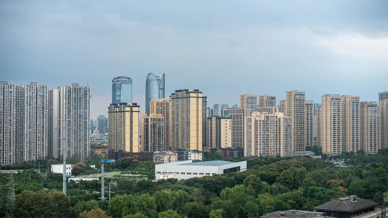 2025女装批发市场流行趋势与供应链选品策略